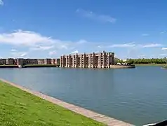 Bassin de la Sourderie entre Montigny-le-Bretonneux et Voisins-le-Bretonneux avec au fond la résidence « Les arcades du lac » à Montigny due à l'architecte Ricardo Bofill