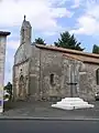 L'église Saint-Romain et le monument aux morts.