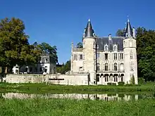 Château et logis du XVIIIe siècle (à gauche, en retrait) depuis l'ancien parc, arrosé par la Nonette.