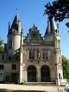 Façade ouest du château avec le portail d'entrée ; derrière le photographe, la terrasse et la chapelle.