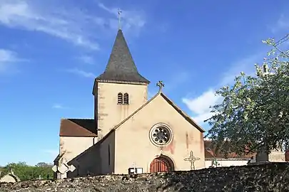 dans son enclos paroissial.