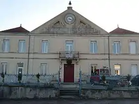 Juché à 141 mètres de hauteur sur une butte où la Seugne prend sa source, Montlieu-la-Garde est le village le plus haut perché du sud de la Charente-Maritime.