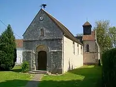 L'église Sainte-Geneviève, rue du Moulin, avec son portail d'origine qui pourrait dater du XIe siècle.