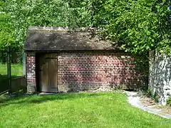 Le lavoir sur le ruisseau de la fontaine Sainte-Geneviève, depuis la sente qui part du chemin du Marais.