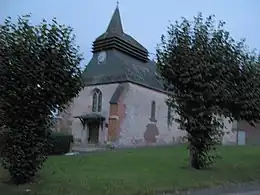 L'église est en léger surplomb par rapport à la rue.