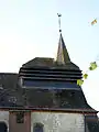 La face Nord du clocher de l'église fortifiée.