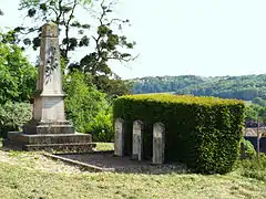 Monument aux morts et carré militaire.