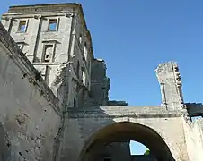 Arceau monumental entre les parties médiévale et mauriste.