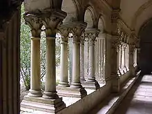 Les colonnes géminées du cloître de l'abbaye de Montmajour (XIIe-XIIIe siècles).