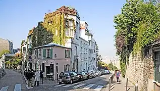 La rue de l'Abreuvoir, à gauche, à l'angle de la rue des Saules.