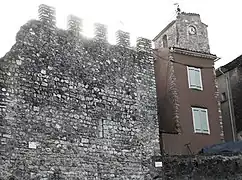 Remparts du XIIe siècle (courtine nord), décembre 2010.