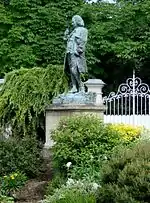 Statue de Jean-Jacques Rousseau« Monument à Jean-Jacques Rousseau à Montmorency », sur À nos grands hommes,« Monument à Jean-Jacques Rousseau à Montmorency », sur e-monumen
