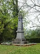 Monument aux morts sur le rond-point.