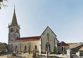 Nef et abside de l'église vus depuis l'enclos paroissial.