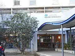 Entrée principale de l'hôpital Gui-de-Chauliac.