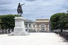 La statue de Louis XIV et l'arc de triomphe.