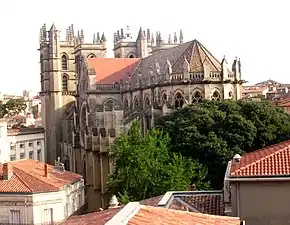 La cathédrale Saint-Pierre vue des toits.