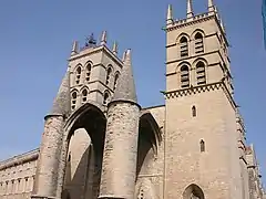La façade principale de la cathédrale Saint-Pierre.