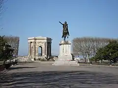 Le château d'eau et la statue de Louis XIV.