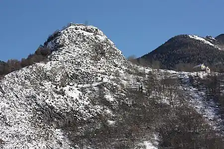 Vu depuis l'ouest-nord-ouest, l'éperon à gauche ; l'angle de la tour du Barri y marque la pointe nord-ouest du château. À droite, le Pijol de Brosquet. Entre ces deux hauteurs, le hameau d'Olbier