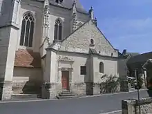 Vue partielle extérieure du chevet d'une église et d'une construction attenante.