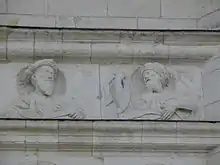 Vue d'une frise en pierre décorée de personnages en bas-relief.