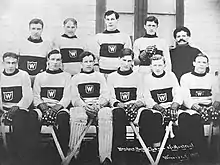 photographie en noir et blanc de joueurs de hockey