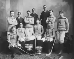 Photographie en noir et blanc d'une équipe de hockey sur glace