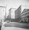 La rue Saint-Jacques en 1935 avec vue sur l'Édifice de la Banque Royale (le plus grand)