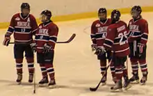 Photographie de 5 joueuses avec le maillot des Stars sur la patinoire