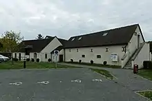 Photographie en couleurs d'un bâtiment allongé.