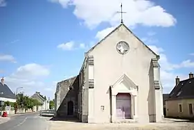 Photographie en couleurs de la façade ouest d'une église avec son portail.