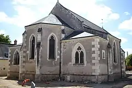 Photographie en couleurs du chœur d'une église dépourvue de clocher.