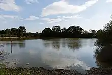 Photographie en couleurs d'une plan d'eau naturel.