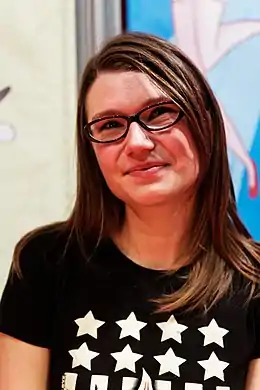 Femme brune avec des lunettes.