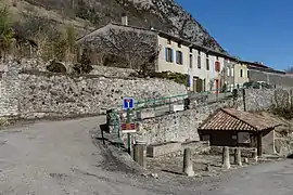 Deux abreuvoirs et un lavoir.