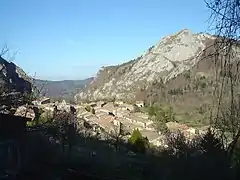 Village de Montségur et roc de la Mousse (1 126 m).