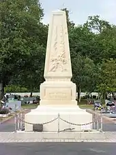 Photographie en couleurs d'un monument en forme de pyramide tronquée portant l'inscription « Aux morts du Ripault ».