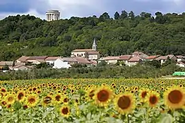 Le village de Montsec avec le monument sur la butte.