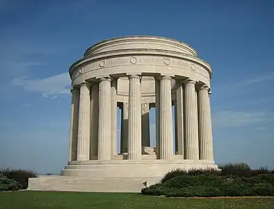Le monument, vu de son parc.