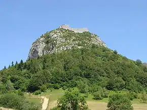 Photo d'un sommet sur lequel se dresse un château fort.