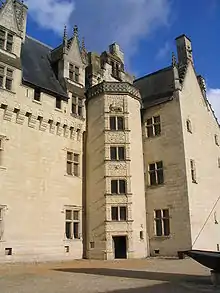 Photographie présentant la façade intérieure du château avec sa tour d'escalier renaissance.