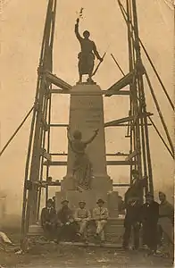 Le monument aux morts d'Ermont (Val-d'Oise) en construction. Carte postale non datée.