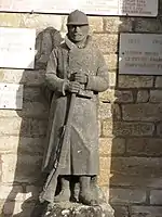 Poilu du monument aux morts de Saint-Nolff (Morbihan).