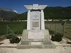 Stèle en hommage aux aviateurs savoyards.