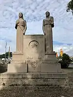 Monument érigé à Lille, le 13 octobre 1933 Sculpteur : Robert Coin ; architecte : Emile Debuisson, situé en bordure du canal de l'Esplanade, près du pont Ramponneau.