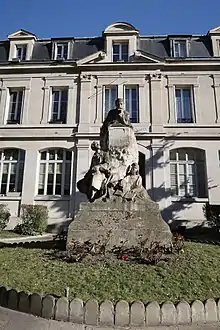 Sculpture devant la façade d'un établissement scolaire.