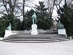 Goethe entouré de ses muses, devant le Palais universitaire de Strasbourg.