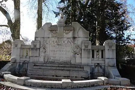Maurice Boutterin, Monument au comte Hilaire de Chardonnet (1936), sculptures de René de Chateaubrun (1845-1942) et Georges Laëthier (1875-1955). Le buste d'Hilaire de Chardonnet est conçu par Anne de Chardonnet.