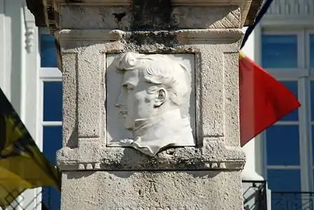 Effigie de Jenneval sur le monument de la place des Martyrs.